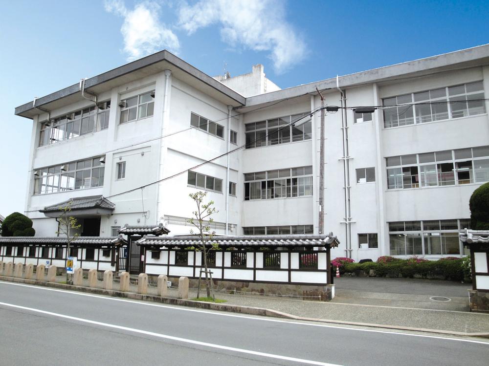 Primary school. 650m up to municipal "Imai Elementary School"