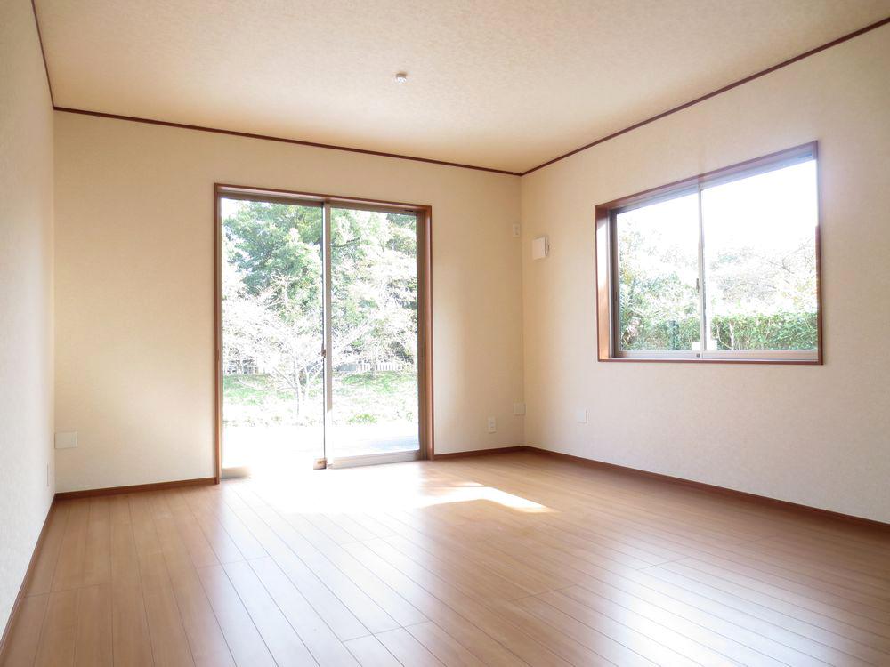 Living.  ■ Do not worry about condensation in pairs glass used (3 Gochi living) ■ 