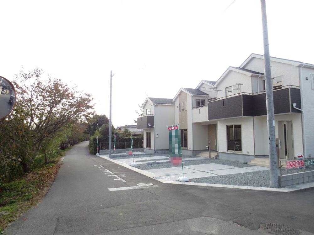 Local photos, including front road.  ■ To the hypermarket, Access is also convenient ■ 