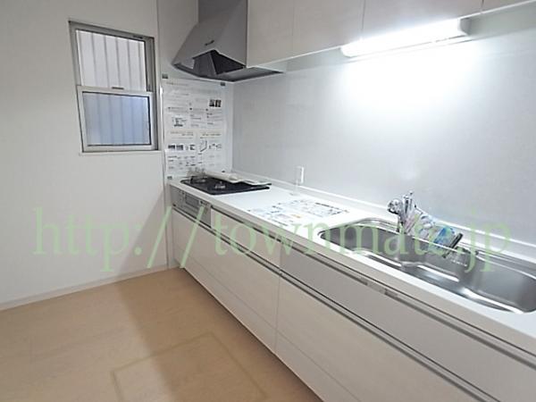 Same specifications photo (kitchen). Excellent system kitchen storage capacity