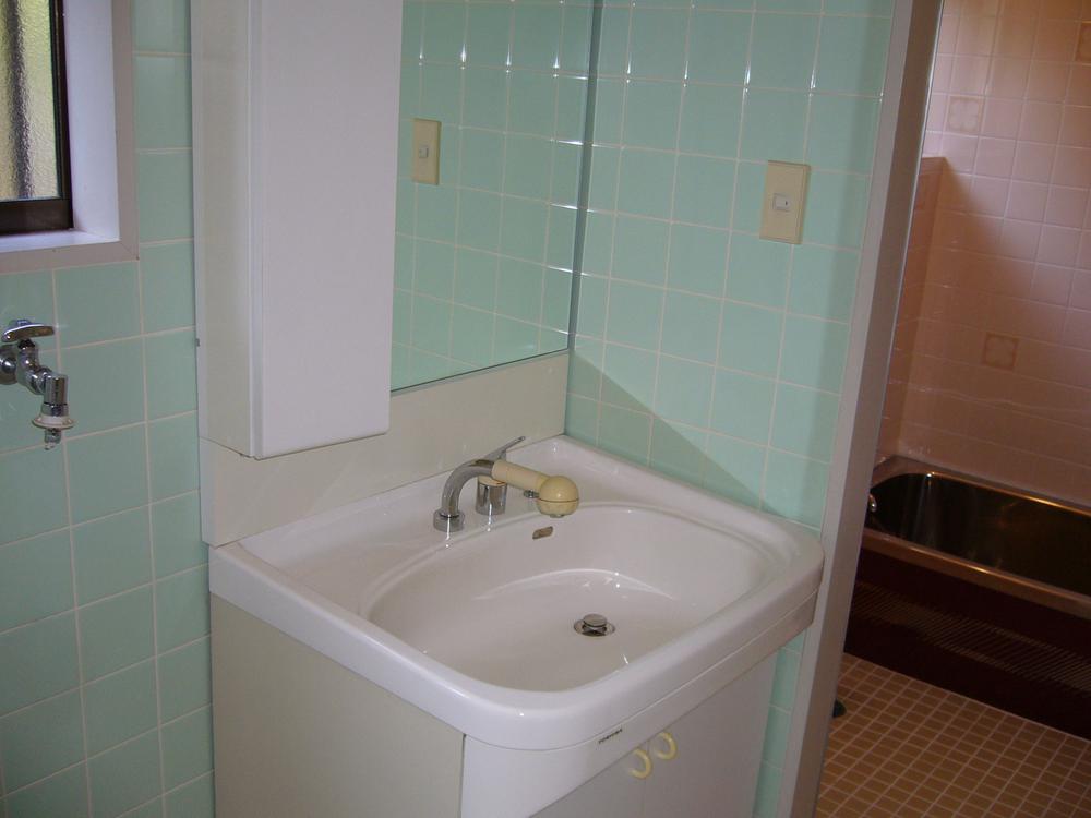 Wash basin, toilet. Indoor (10 May 2013) Shooting