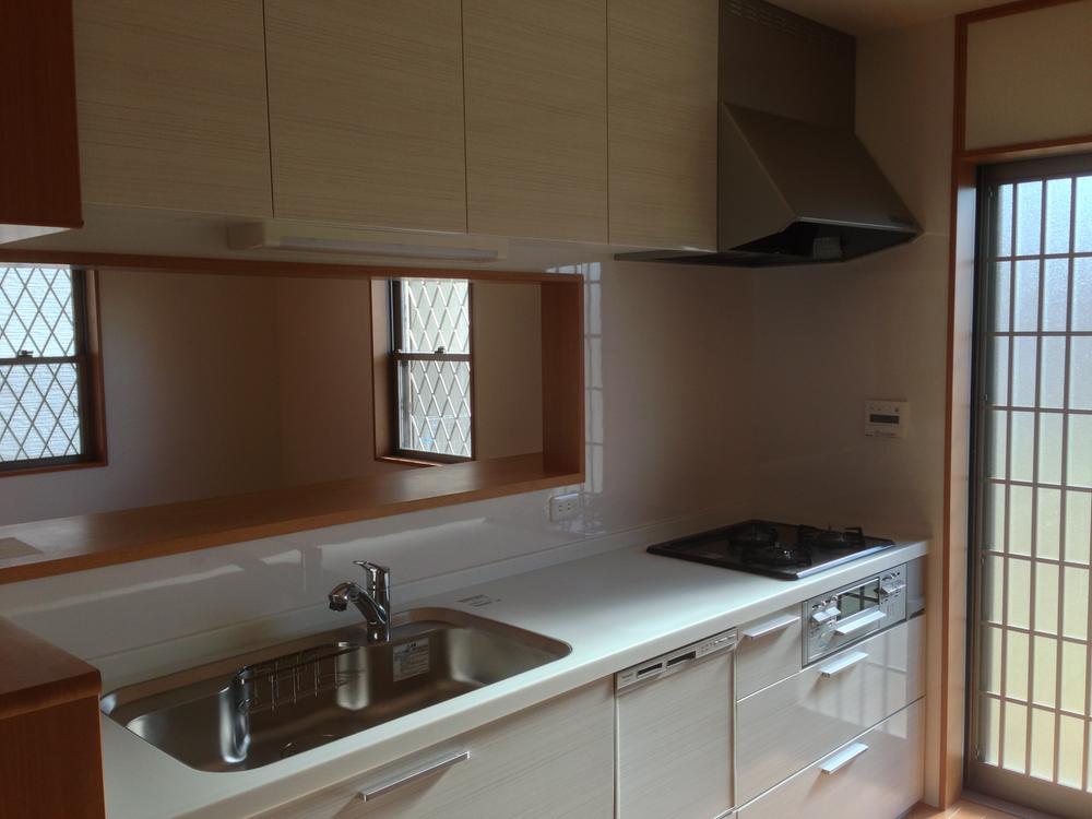 Model house photo. Face-to-face kitchen where you can enjoy a conversation while cooking