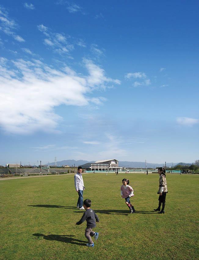 Other local. "Sogagawa green space" in the 8-minute walk from the local is the nearby oasis with a tennis court and gymnasium as well as lawn and playground equipment. 