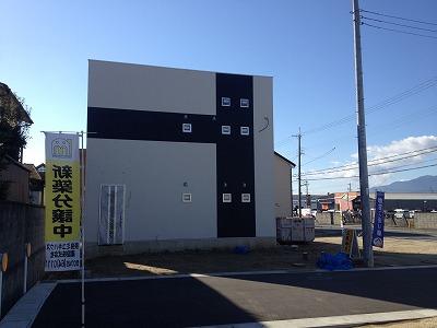 Local appearance photo. Structure tours being held