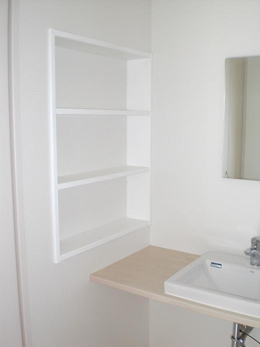 Wash basin, toilet. Powder Room