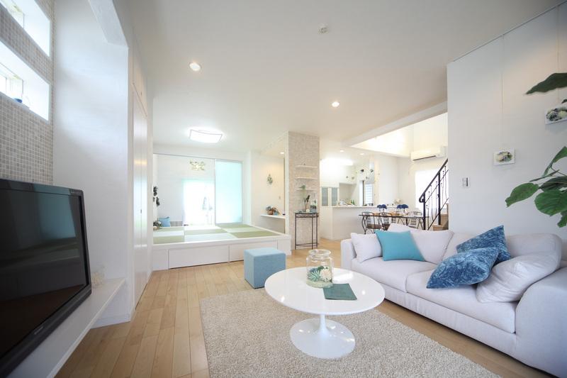 Model house photo. Kakimoto model Established the indirect lighting in the TV back. It brings depth to the space. Japanese-style room is provided with a step that leads to the living room, Was the bottom in the pull-out storage. You can also use it as a bench. 