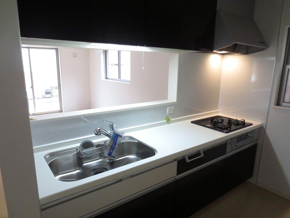 Kitchen.  ■ Quiet sink, System kitchen of artificial marble top plate is equipped with water purification function ■ 