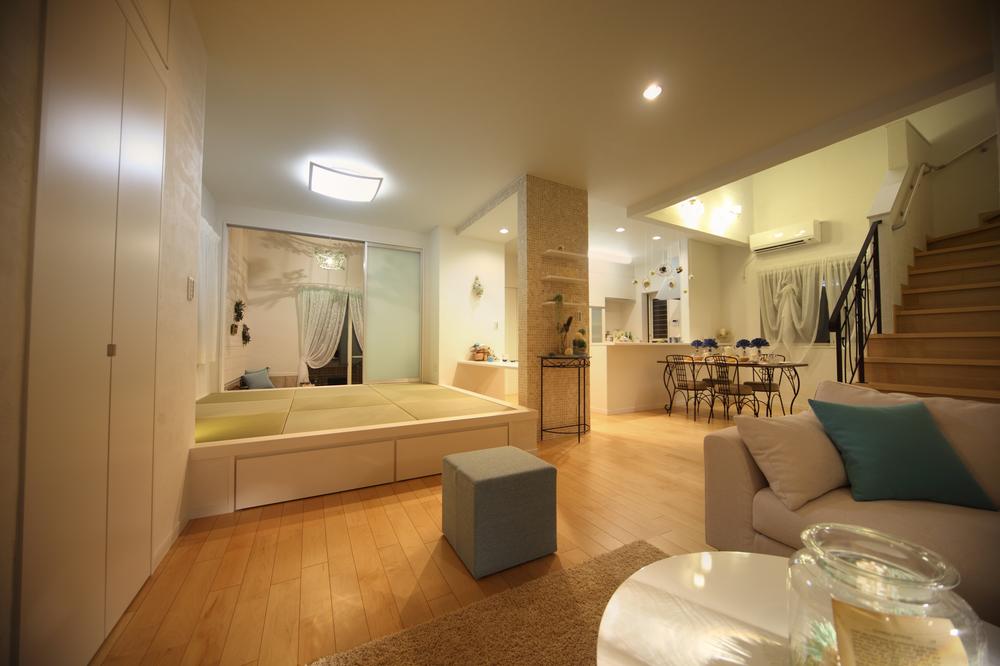 Living. Subdued lighting plan. Difficult electrical wiring also please Omakase. 