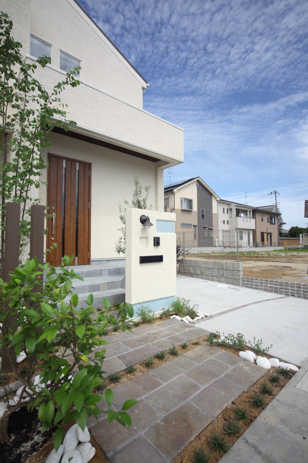 Entrance. Approach is the image of the sea. Symbol tree wig of wood. Leaf has the shape of a heart. 