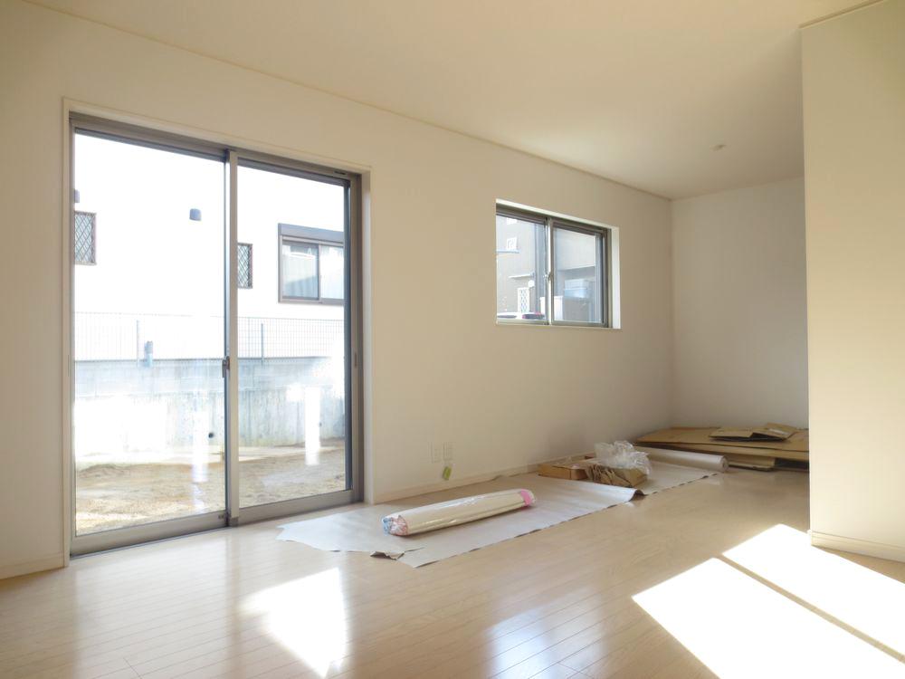 Living.  ■ Worry of condensation in the LOW-E pair glass use does not have (2 Gochi living) ■ 