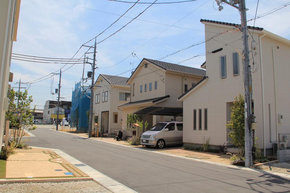 Local photos, including front road. Cityscape