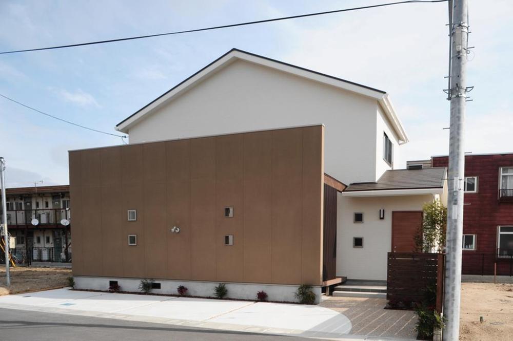 Local appearance photo. The big wall that the provision of the (light walls) to the side of the road, Guests can relax in the living room without having to worry about the other line-of-sight.  Local (January 2013) Shooting