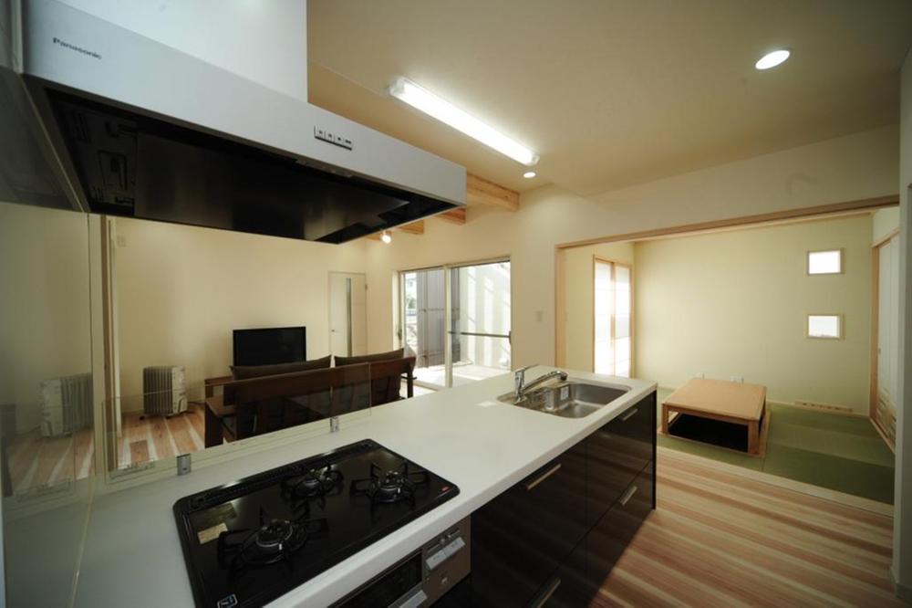 Kitchen. Adopt a full sense of openness open kitchen.  Indoor (January 2013) Shooting