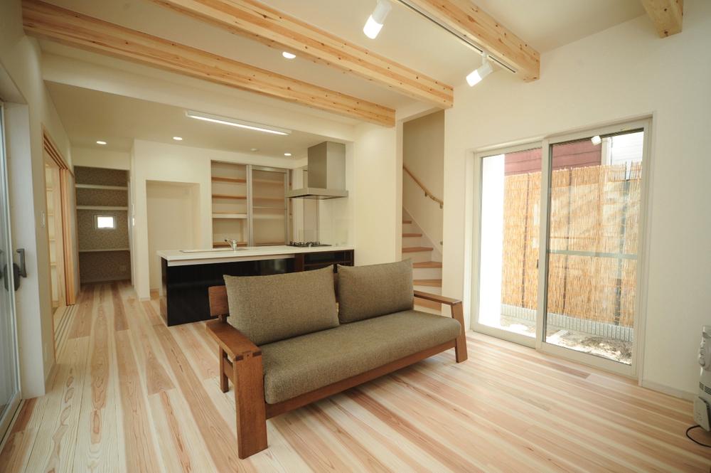 Living. Because it uses solid wood, You will feel the warmth of the wood. Indoor (January 2013) Shooting