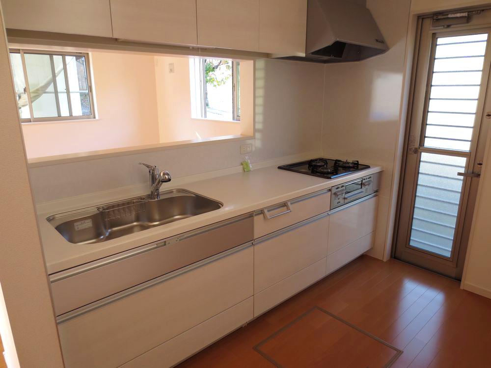 Kitchen. ■ Quiet sink, System kitchen of artificial marble top plate is equipped with water purification function ■