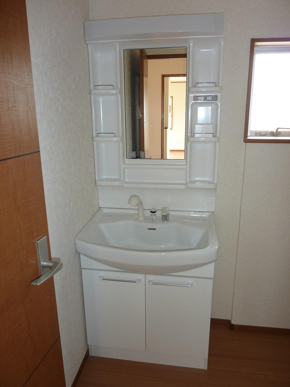 Wash basin, toilet. Same specifications is a picture!