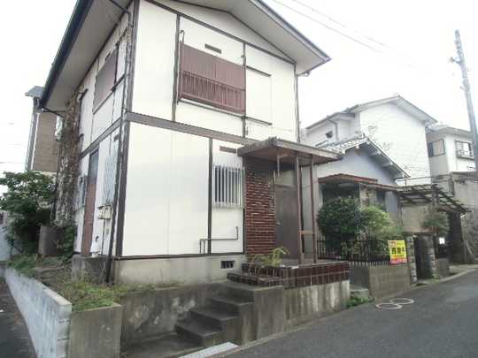 Local land photo. No difference in height between the road