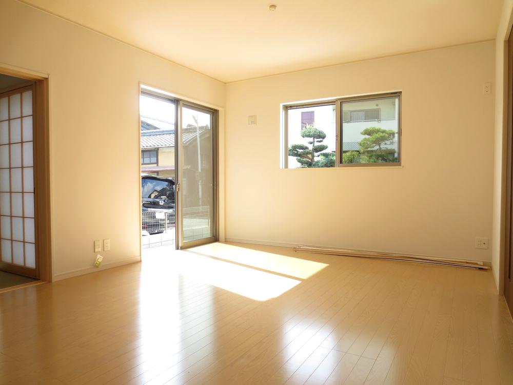 Living.  ■ Do not worry about condensation in the LOW-E pair glass use ■ 