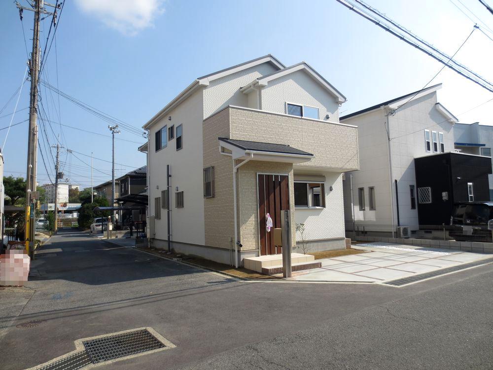 Local photos, including front road.  ■ North road width 4m ■ 