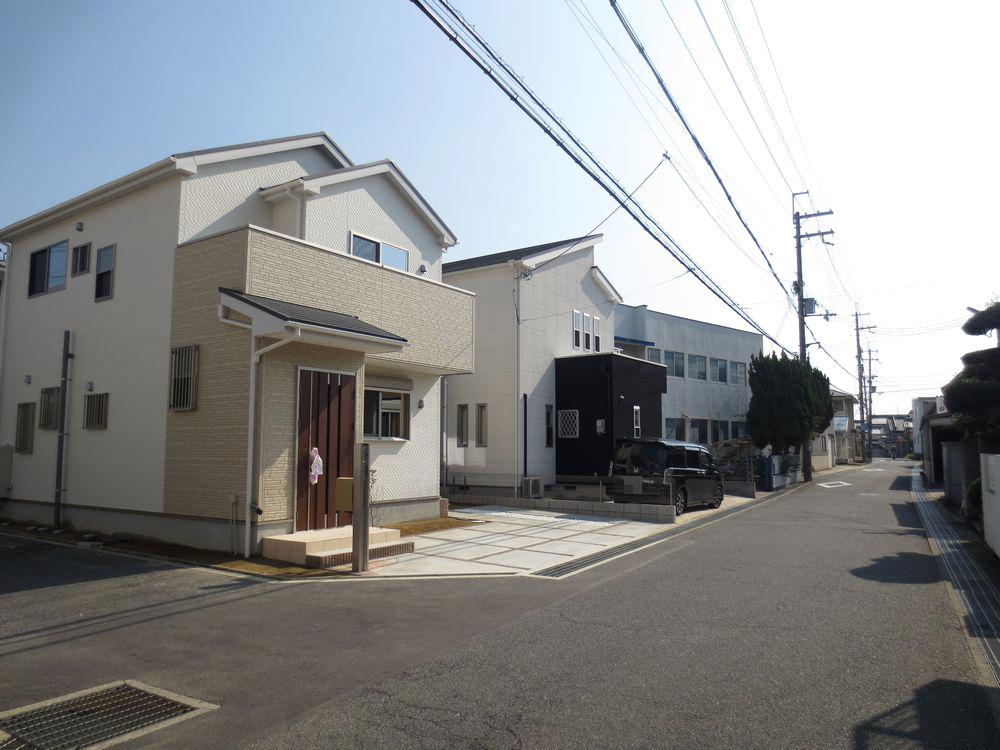 Local photos, including front road.  ■ West road width about 5.3m ■ 