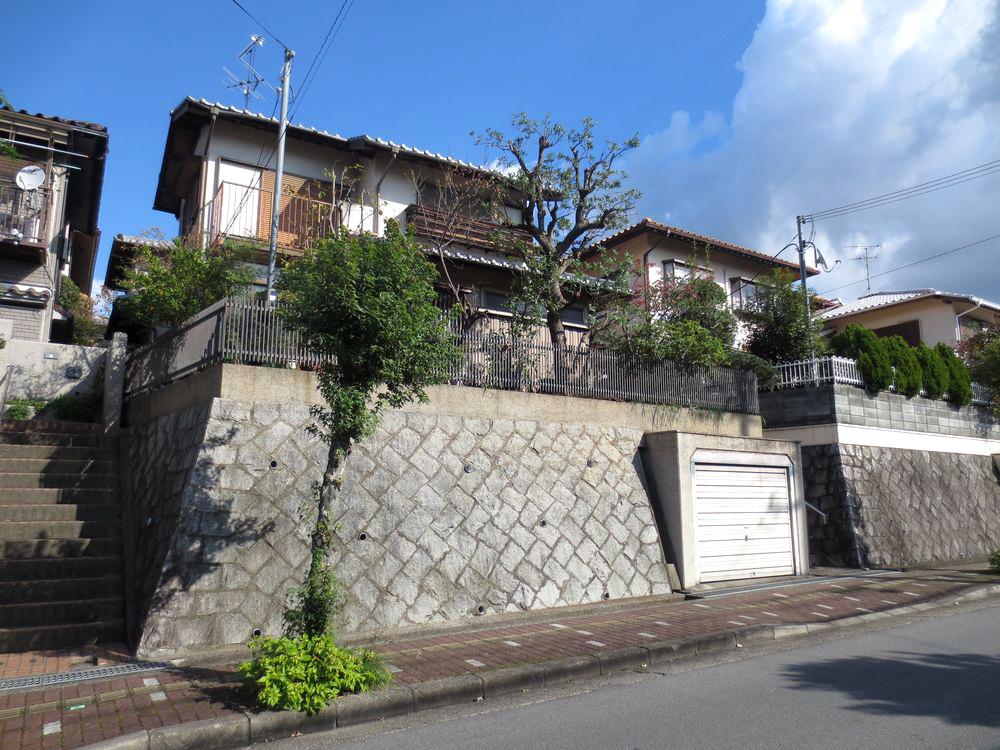 Local appearance photo.  ■ Site about 50 square meters and spacious! Now well further day situation because of the pre-pruning of which there are garden on the south side garden!  ■