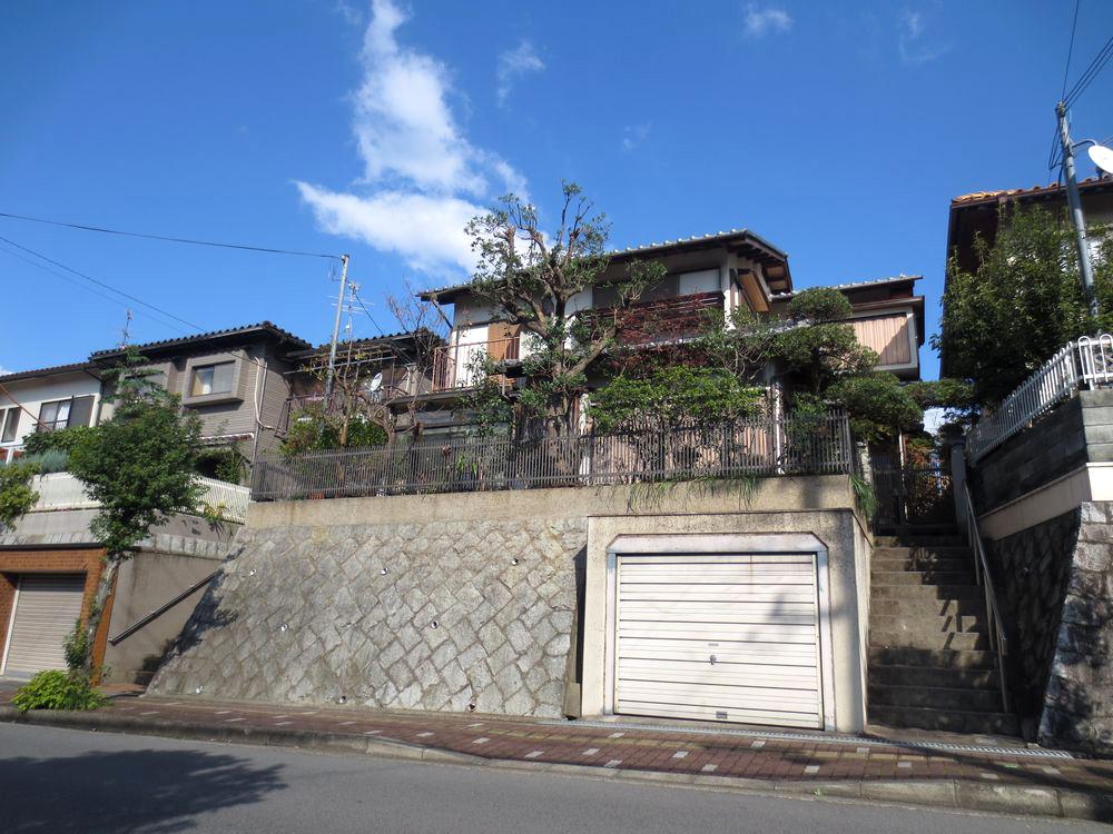 Parking lot.  ■ South front road is more than 7m, Car is in and out easily garage with shutter ■