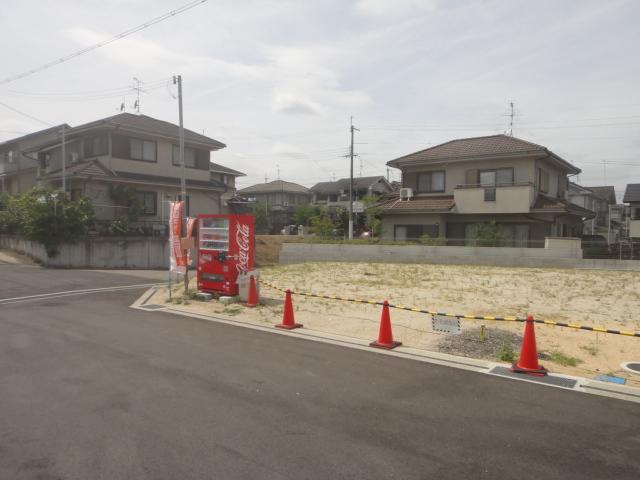 Local photos, including front road. Easy parking is also because it is flat and the road. 