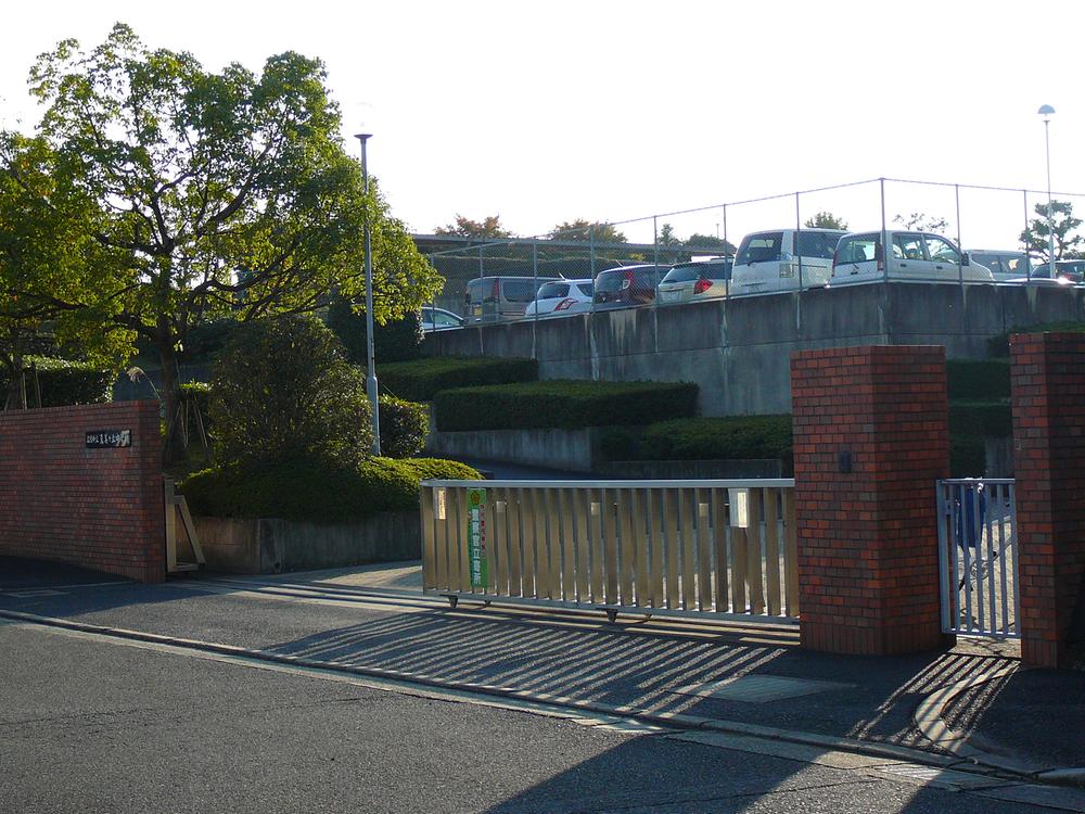 Junior high school. Koryo Municipal Mamigaoka until junior high school 755m