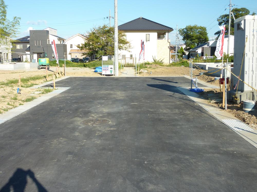 Local photos, including front road. Front road width 6.02m