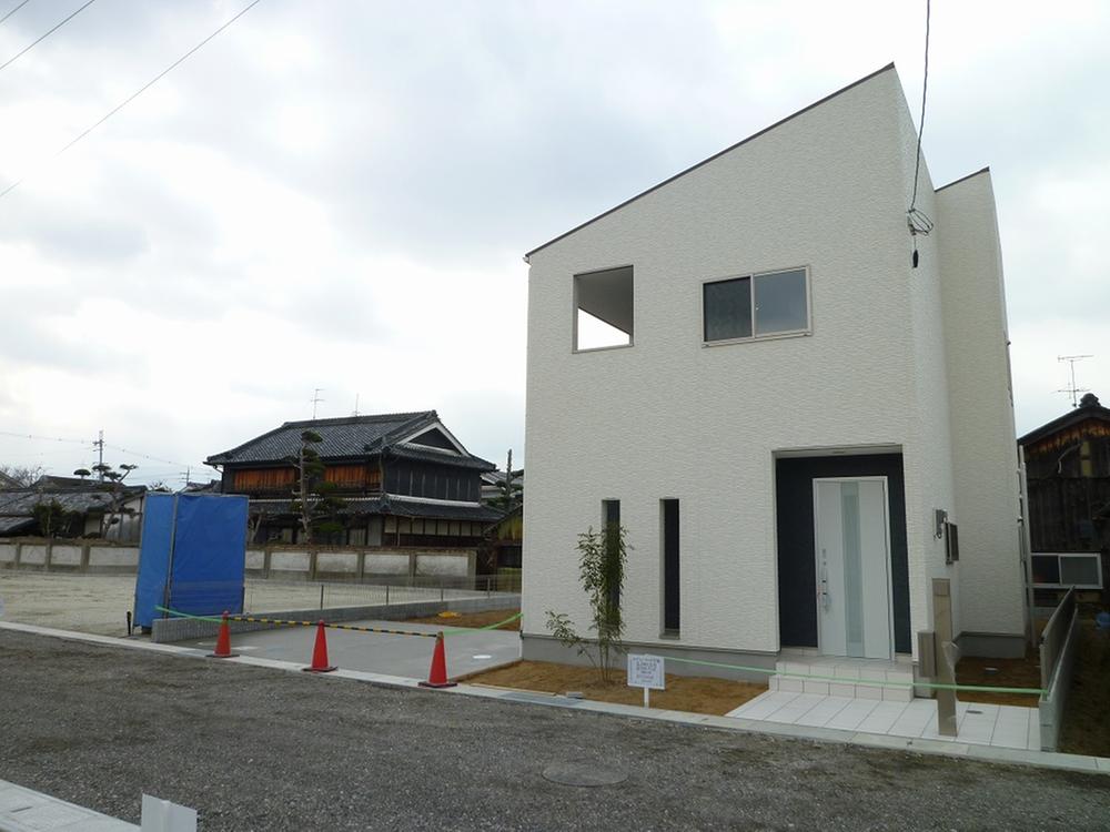 Local photos, including front road. It is a model house complete! 