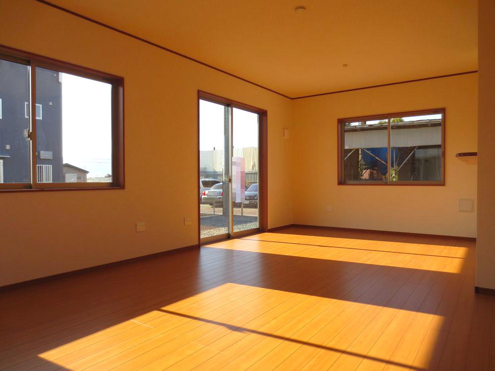 Living.  ■ Worry of condensation in pairs glass use does not have (6 Building living) ■ 