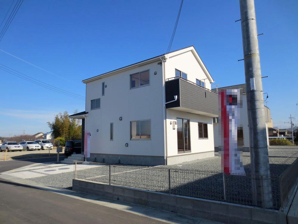 Local appearance photo.  ■ 6 Building appearance ■ 