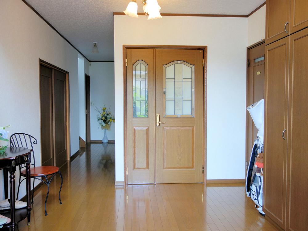 Entrance. Local (September 2013) Shooting