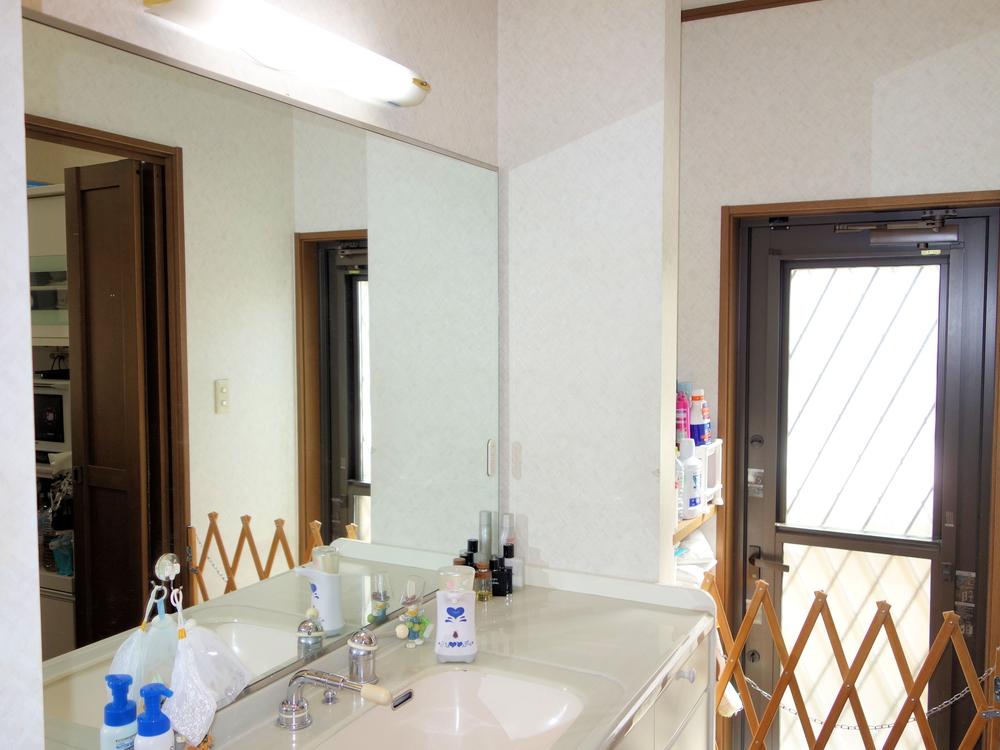 Wash basin, toilet. (September 2013) Shooting