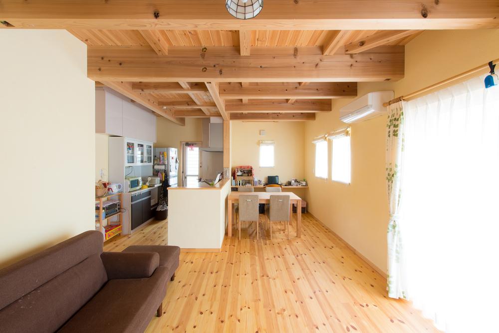 Building plan example (introspection photo). Living in a space that you can unwind. The warm sunlight from the large windows of the south.