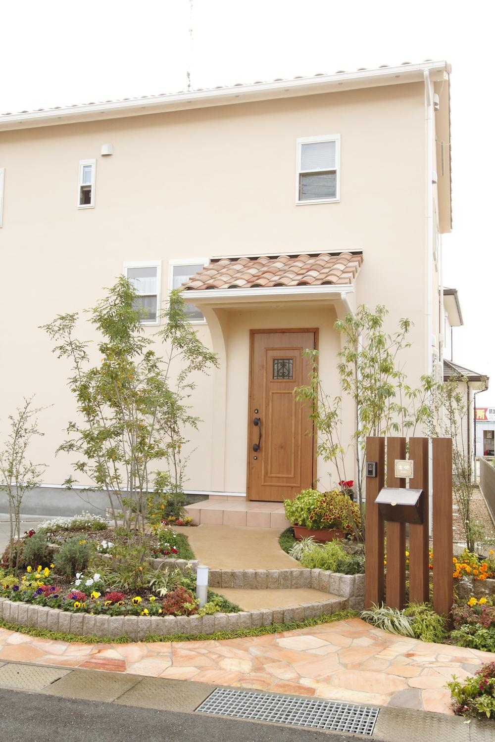 Building plan example (exterior photos). Approach to welcome visitor. Unintentionally, Appearance that might want to enter.