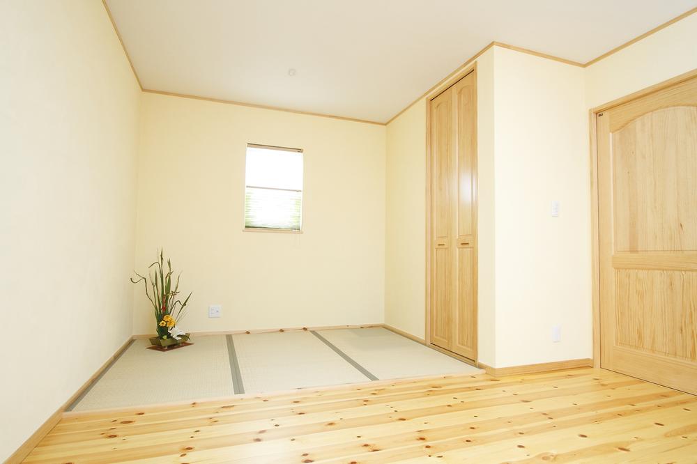 Building plan example (introspection photo). Little tatami corner is convenient. It goes well in the atmosphere of the Pine.