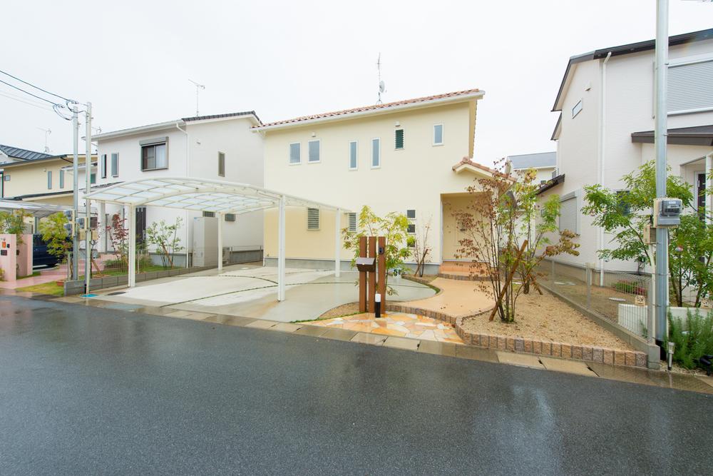 Building plan example (exterior photos). The exterior of the building, Southern European-style. Iodide tile roof, The other a different aspect.
