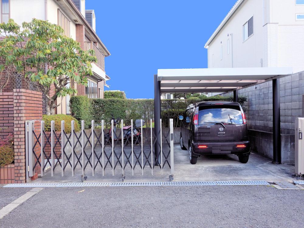 Parking lot. Local (12 May 2013) Shooting