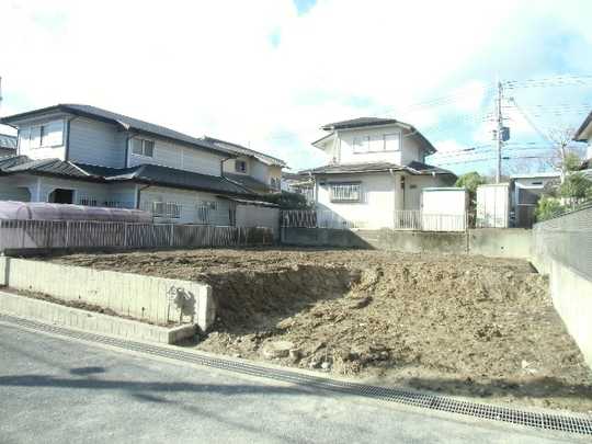 Local land photo. Height difference between the road is a little land.