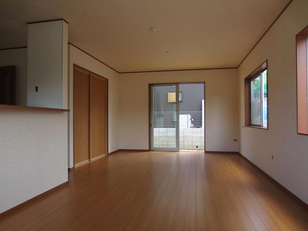 Living. ■ A pair of glass used, Worry of condensation does not have (1 Building appearance) ■