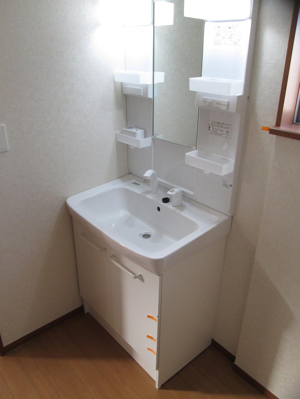 Wash basin, toilet. Smooth dressing in the wash basin shower