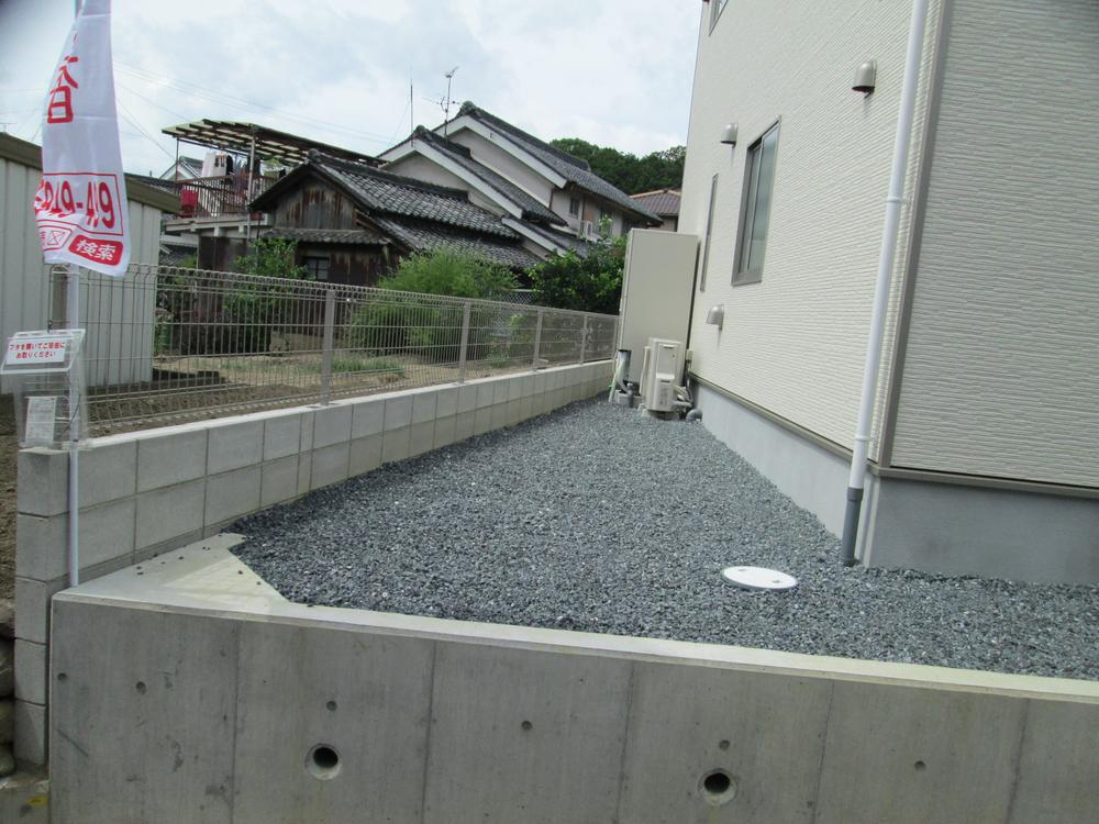 Garden. Maybe a little good to make the flower beds and vegetable garden space by utilizing the south side of the garden.