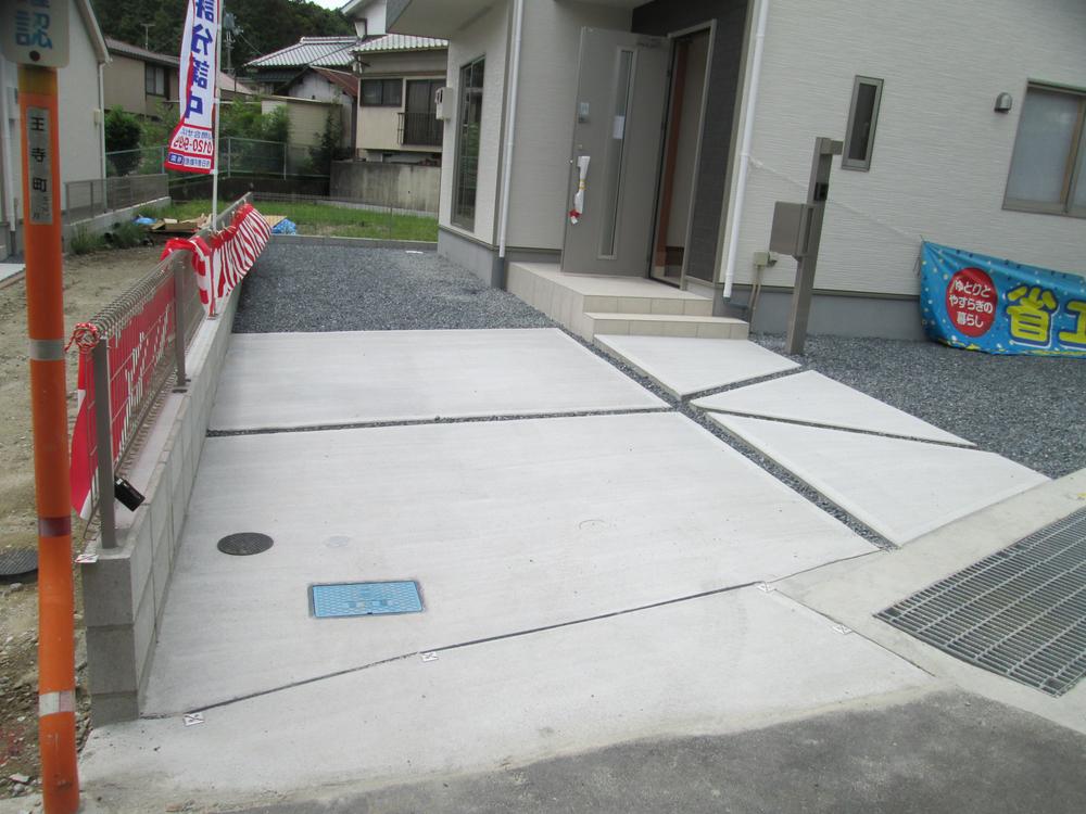 Parking lot. No. 1 destination, There is a parking space of 2 cars in both the No. 3 place!