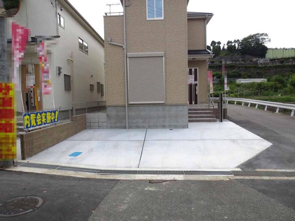 Parking lot.  ■ Parking two Allowed (1 Building parking lot) ■ 