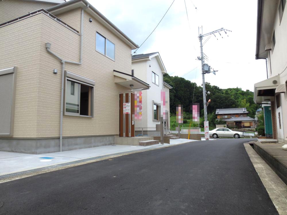 Local photos, including front road.  ■ Located on the front road 5m ■ 