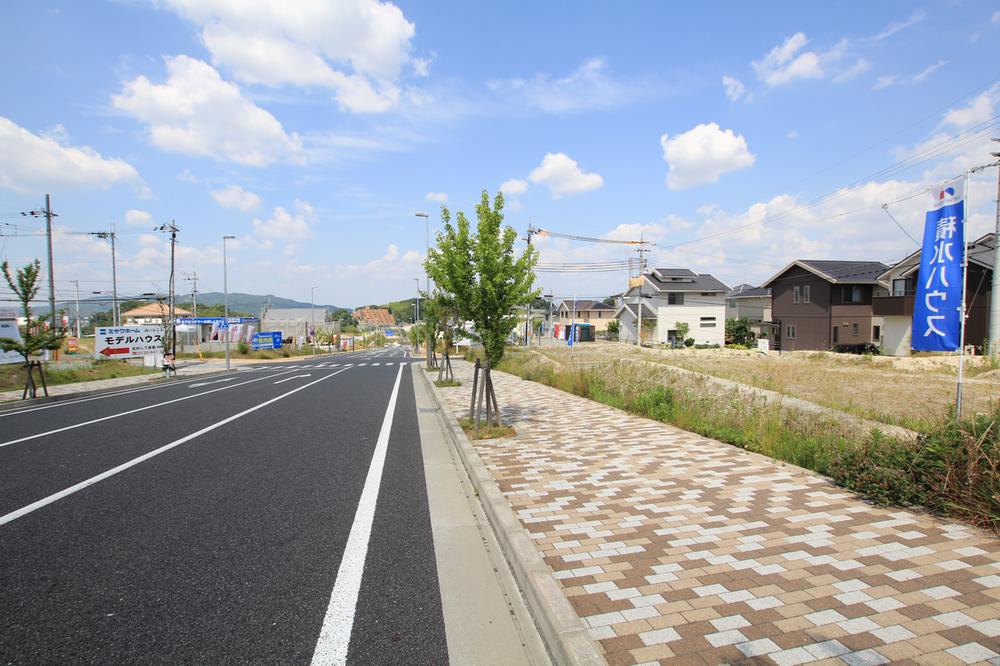 Local photos, including front road. Local (June 2013) Shooting Six city blocks of named after the plant will be provided in the Town. Full of shades of the four seasons, Desire "to streets to increase in beauty as time goes on," has been put. 