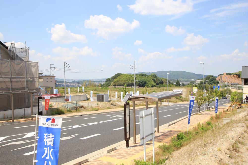 Local photos, including front road. Than local (June 2013) shooting 2013 March 17, Start bus service in the town. About 6 minutes from the town center of south Motomachi bus stop to Oji Station. Now more and more convenient. 