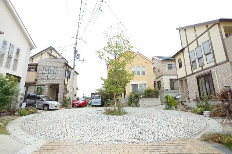 Other building plan example. A separate sense of urban development [Cul-de-sac]  Providing a cul-de-sac (dead end) can not pass through the car, Suppress the suspicious person of intrusion. Also, Since becoming a rotary shape, It is also useful to the change in direction of the car. 