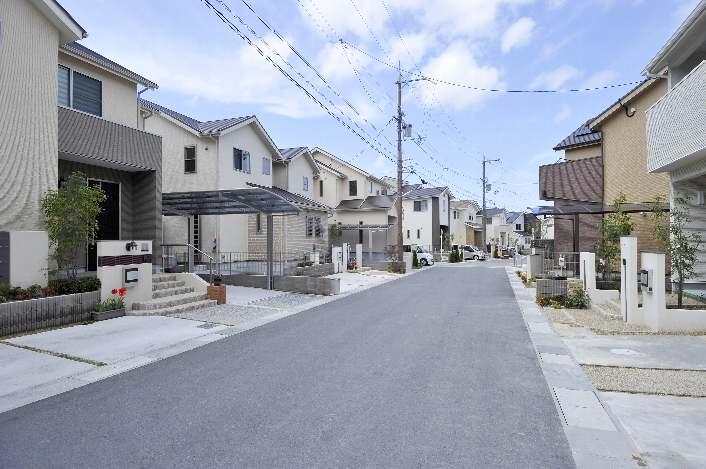 Building plan example (exterior photos). Parenting also safe [Safety conscious road plan]  Road that passes through the inside of the city, It kept more than the width 6.0m. Since the two cars can pass each other in the room, You have a sense of security and consideration for the your people the private car. 